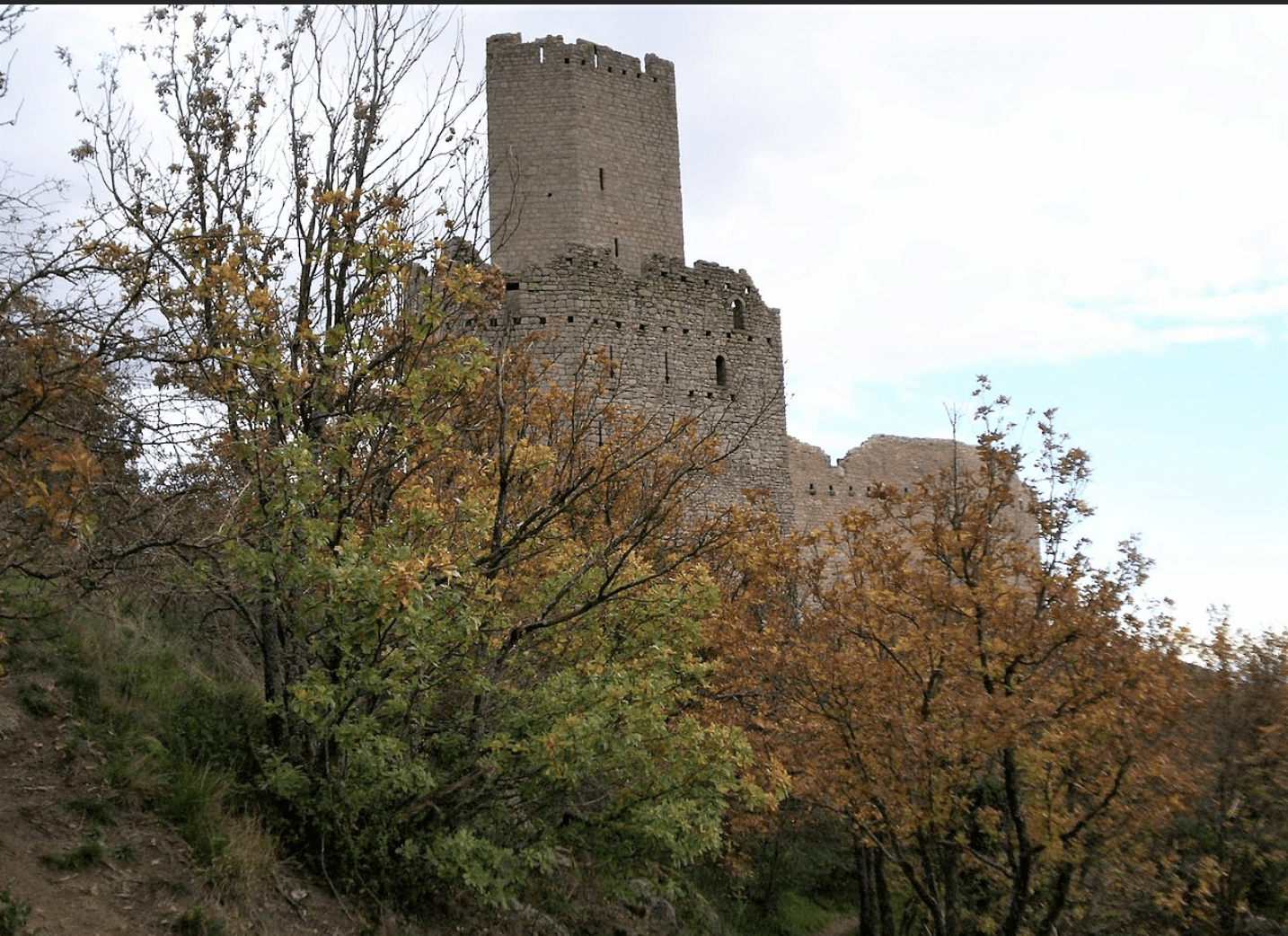 2026-04-26 Le château du Bernstein et de l'Ortenbourg depuis la gare de Dambach-la-ville